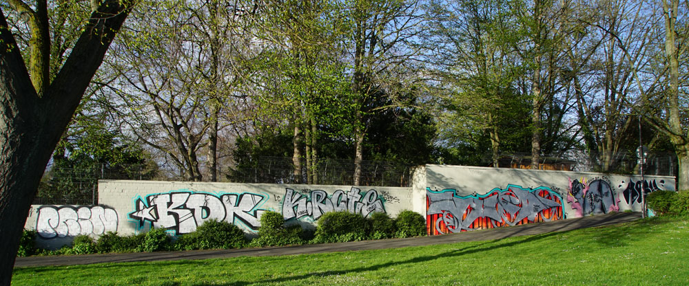 Mauer an der Lentstraße (Lentpark) mit Schmierereien. Antrag: Freigabe für Spraykunst