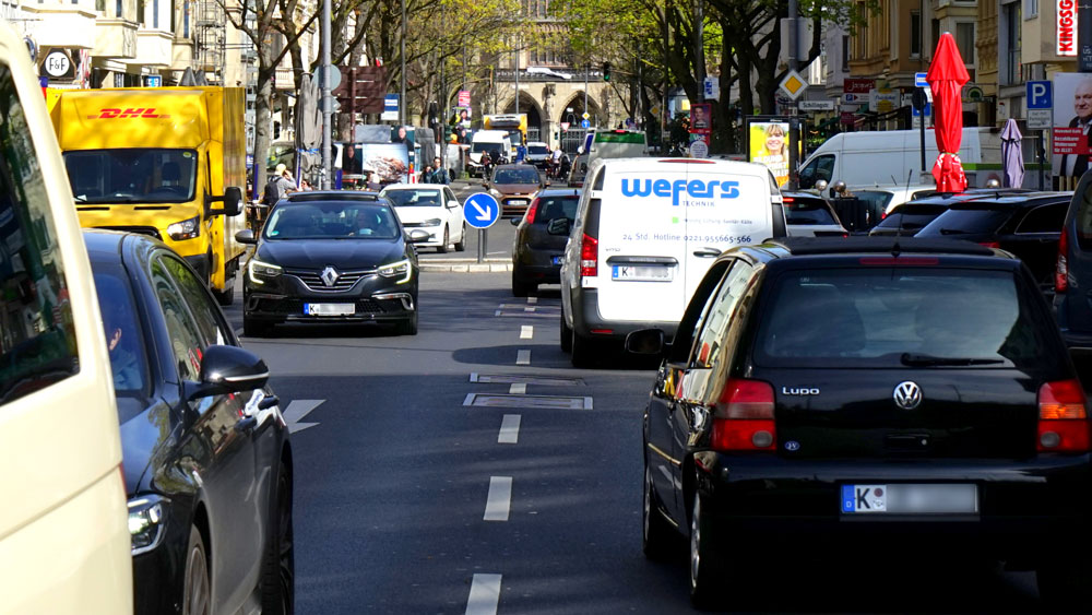 Antrag Seniorenvertretung: Tempo 30 auf der Neusser Straße zwischen Ebertplatz und Innerer Kanalstraße!